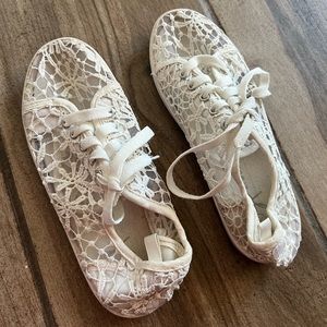 White lace shoes